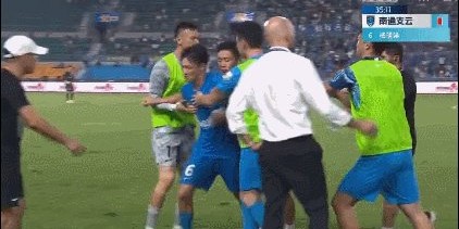 【中超】阿兰破门冯刚造乌龙 十人南通0比3西海岸