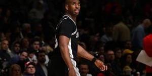 上赛季打满82场！40岁了~Shams：保罗昨天和雄鹿官员进行了交流